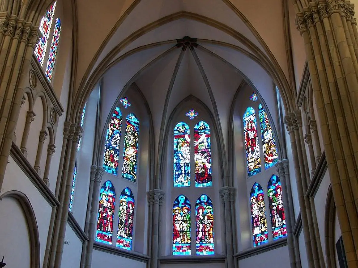 L'intérieur de l'église Saint Martin d'Ensisheim se pare de vitraux colorés et lumineux