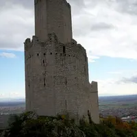 L'Ortenbourg ressemble à un navire avec ses puissants murs-boucliers DR