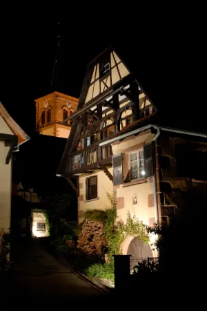 L\'une des maisons de la commune d\'Albé, en habits de lumière