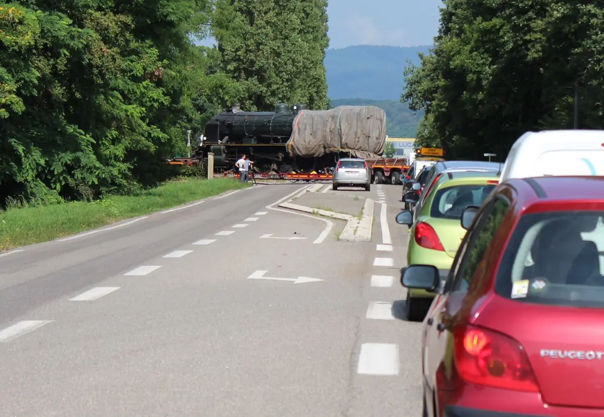 Une loco à vapeur en pleine circulation automobile