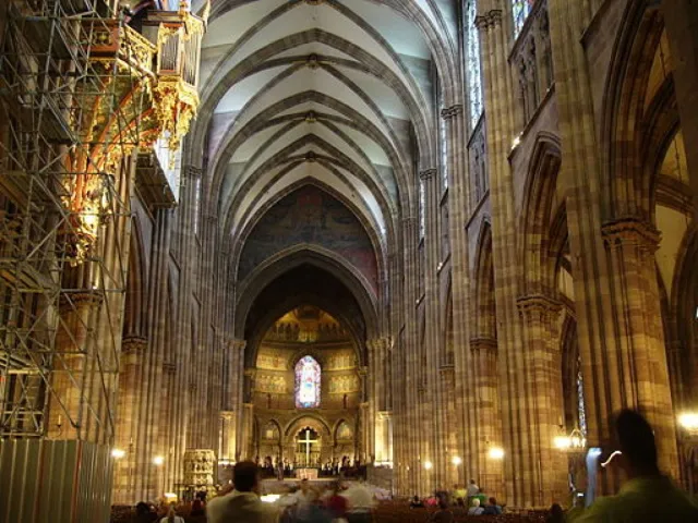 L\'intérieur de la cathédrale est sombre mais immanquable