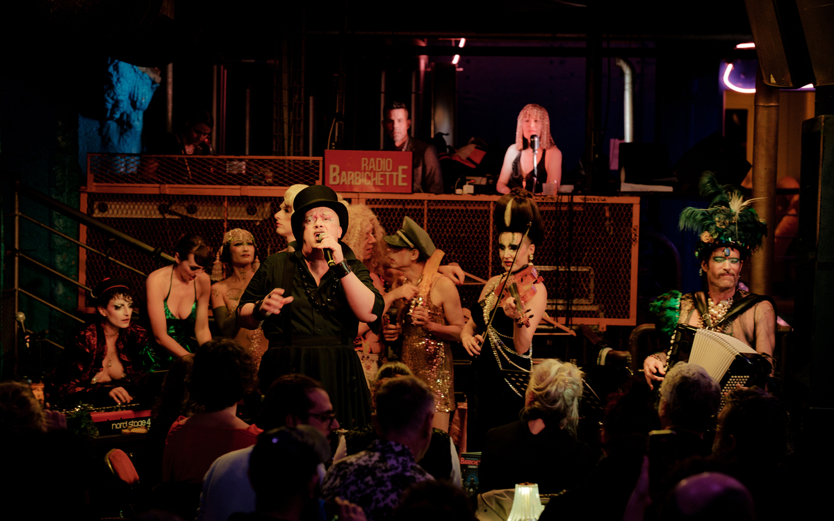 Photo d'une représentation de La Barbichette Cabaret dans la salle de La Chaufferie - La Machine du Moulin Rouge