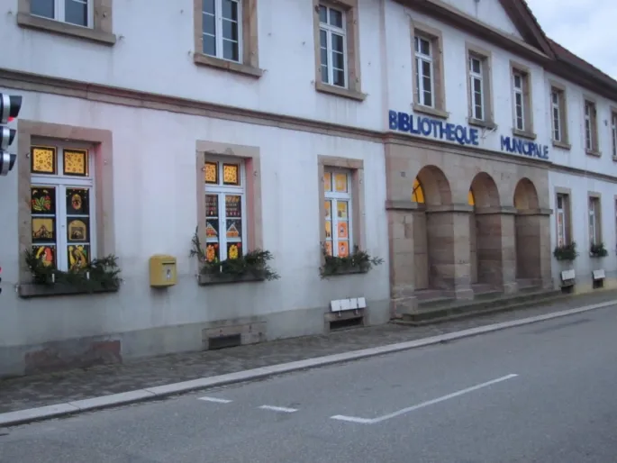La bibliothèque municipale de Betschdorf se situe dans la rue principale de la commune