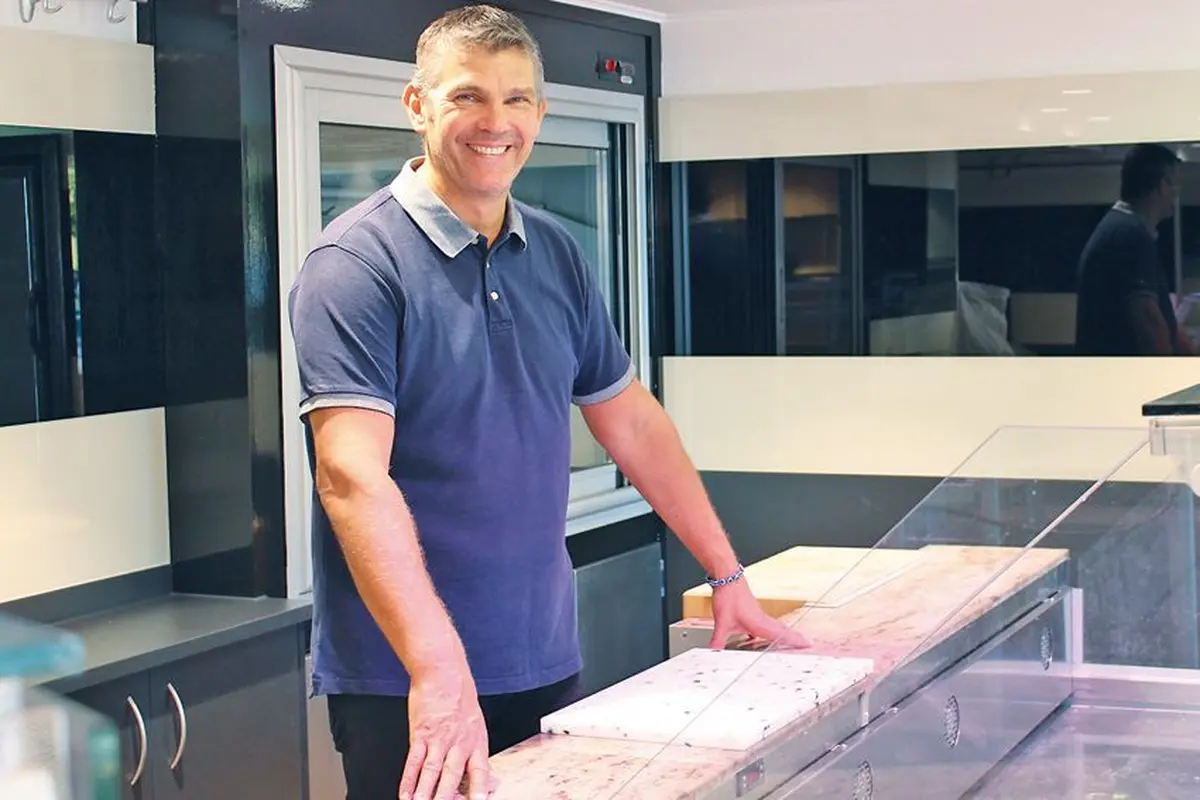 Difficile de rater le boucher David derrière le comptoir, avec une telle carrure !