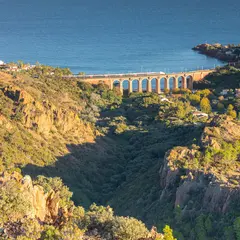La calanque d’Anthéor : mer, rochers et viaduc