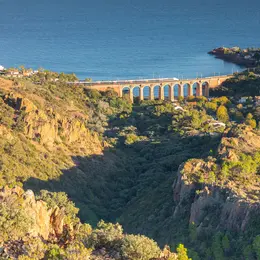 La calanque d’Anthéor : mer, rochers et viaduc