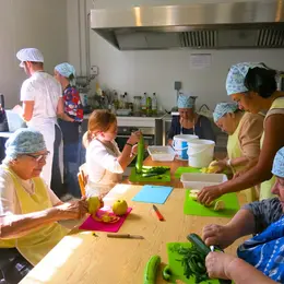 La Cantine - Atelier anti-gaspi avec Camille en cuisine - Recettes à partir de queues de fraise