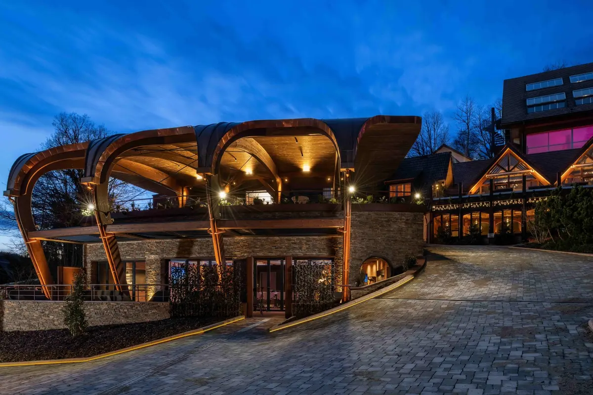 L’établissement compte 45 chambres et suites, un spa panoramique ouvert sur la vallée de la Bruche, et un restaurant gastronomique.