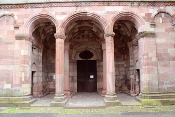 La collégiale de Lautenbach est reconnaissable à son porche aux trois arcades.
