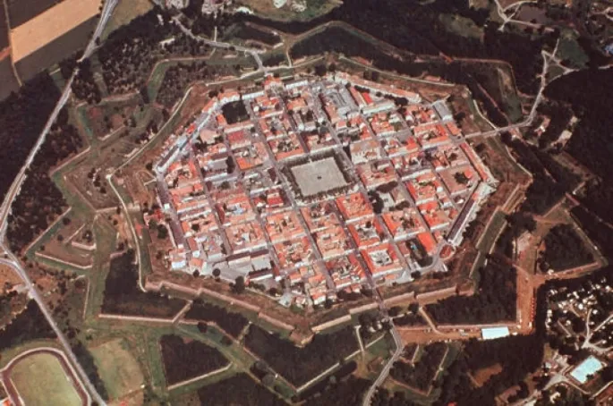 La commune de Neuf Brisach comporte toujours les si particulières fortifications de Vauban.