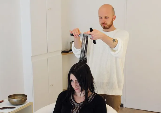 Julien Winninger a délaissé la coiffure classique pour ne plus se consacrer qu’à la coupe énergétique