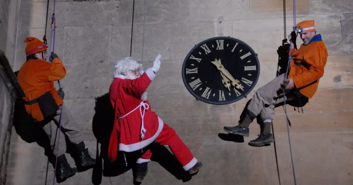 Le Père Noël descend en rappel la Collégiale