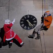 La descente du Père Noël en rappel sur la Collégiale
