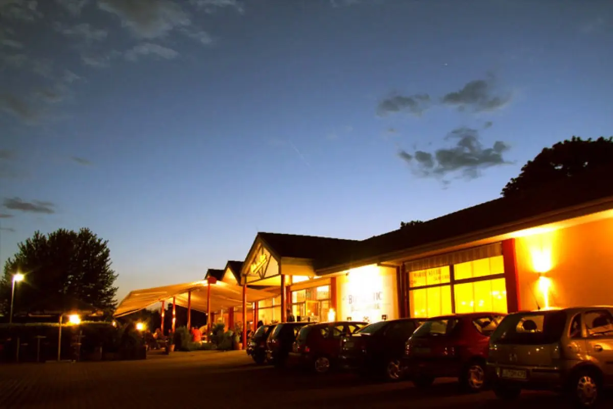La façade illuminée du Bombastic est facile à repérer