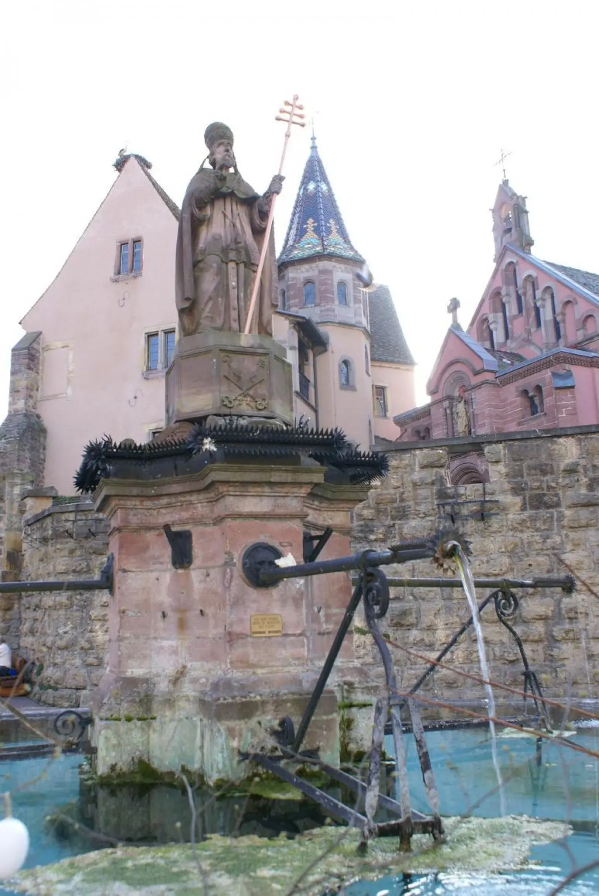 La fameuse Place du Château d'Eguisheim, sur la Route des Vins d'Alsace