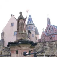 La fameuse Place du Château d'Eguisheim, sur la Route des Vins d'Alsace DR