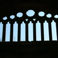 La fenêtre restaurée du château, avec ses 9 lancettes ogivales &copy; Luc Charles Joseph