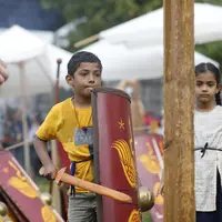 Même les enfants se plongent dans le passé &copy; Matthias Willi