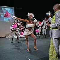 Nouveau cette année : un week-end dédié à la danse  (ici, Walking next to our shoes... de Robyn Orlin) DR