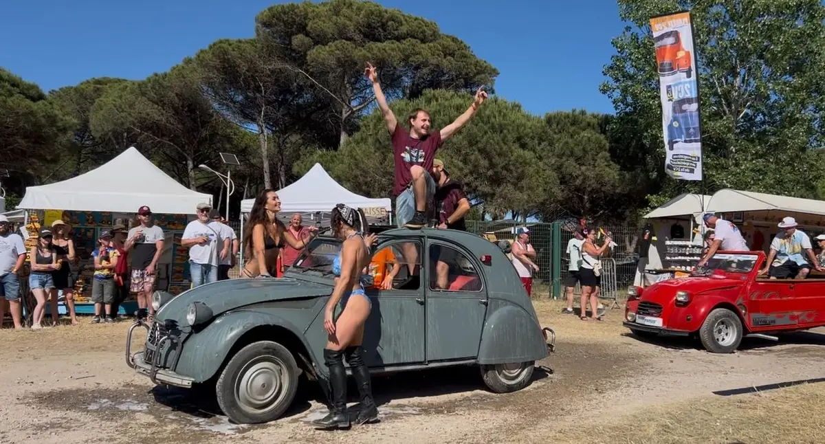 La Folie Deuch', le rassemblement de 2CV et M&eacute;hari &agrave; Agde