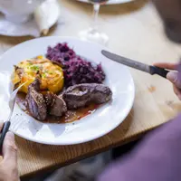 Une assiette gourmande qui met en valeur les spécialités régionales &copy; Schwarzwald Tourismus