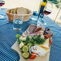 Plateau de charcuteries et fromages avec un verre de vin local &copy; Chris Keller - Schwarzwald Tourismus