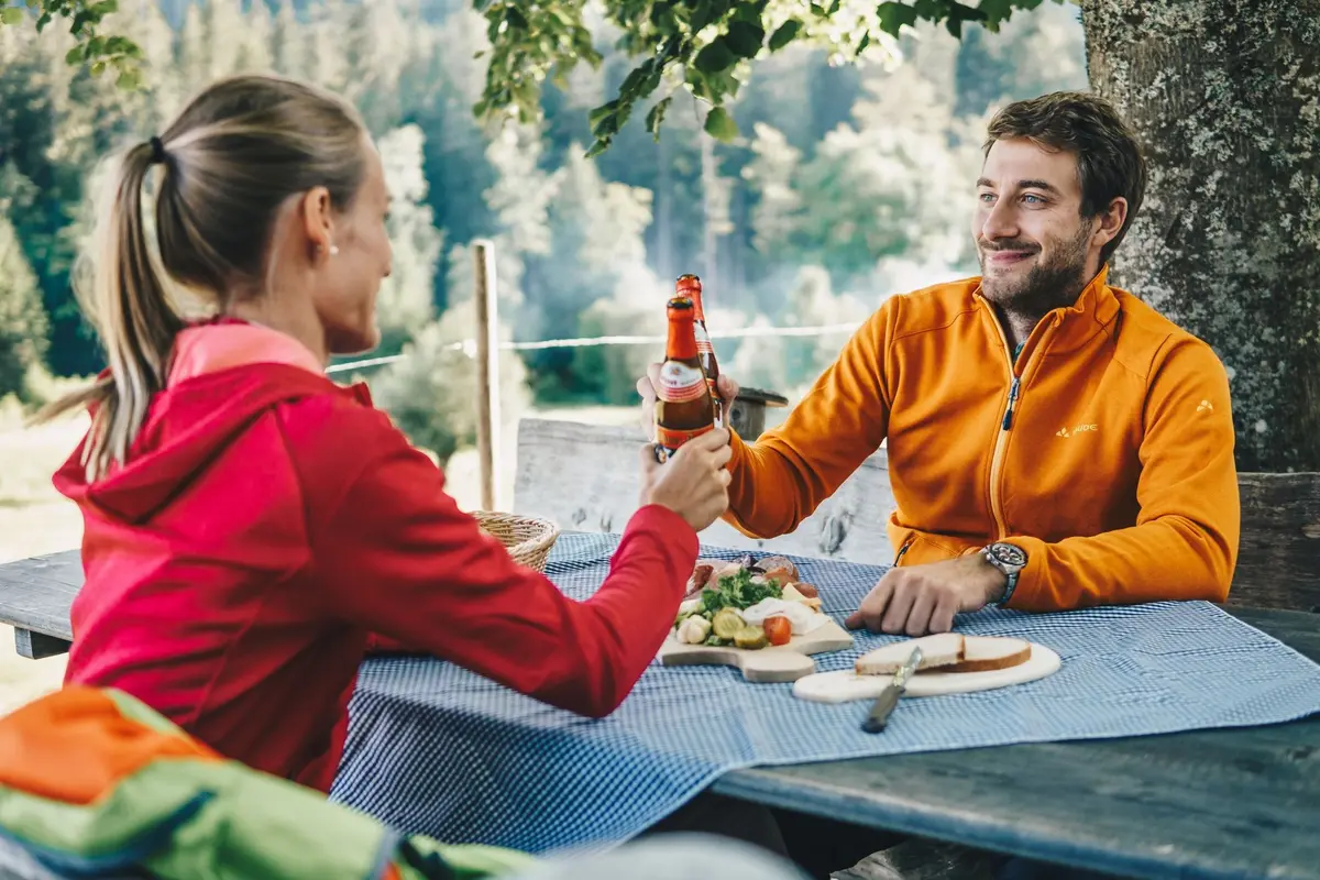 Détente en terrasse avec une bière régionale après une balade