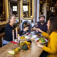 Moment chaleureux autour d’un repas sur la Route des vins badoise &copy; Jigal Fichtner