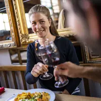 Dégustation de plats locaux dans une ambiance authentique &copy; Jigal Fichtner