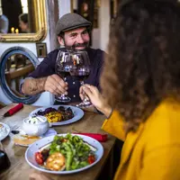 Partagez un bon repas et un verre de vin &copy; Jigal Fichtner