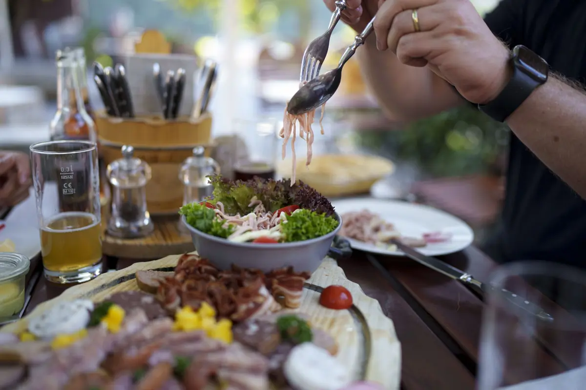 Repas en plein air après une randonnée dans les gorges de Ravenna