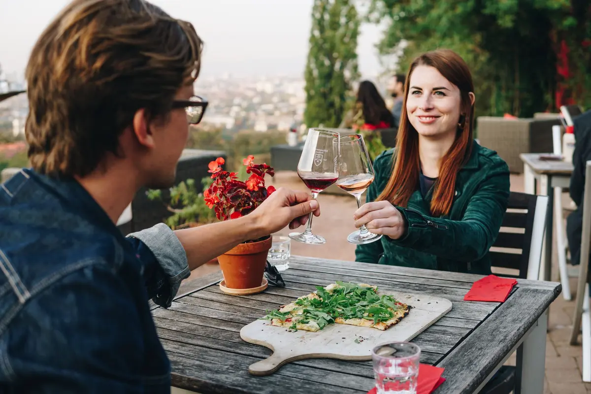 Soirée gourmande avec vin et flammekueche sur terrasse panoramique