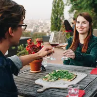 Soirée gourmande avec vin et flammekueche sur terrasse panoramique &copy; Chris Keller - Schwarzwald Tourismus