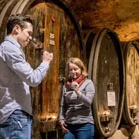Dégustation de vins dans une cave traditionnelle de la Forêt-Noire &copy; Chris Keller - Schwarzwald Tourismus