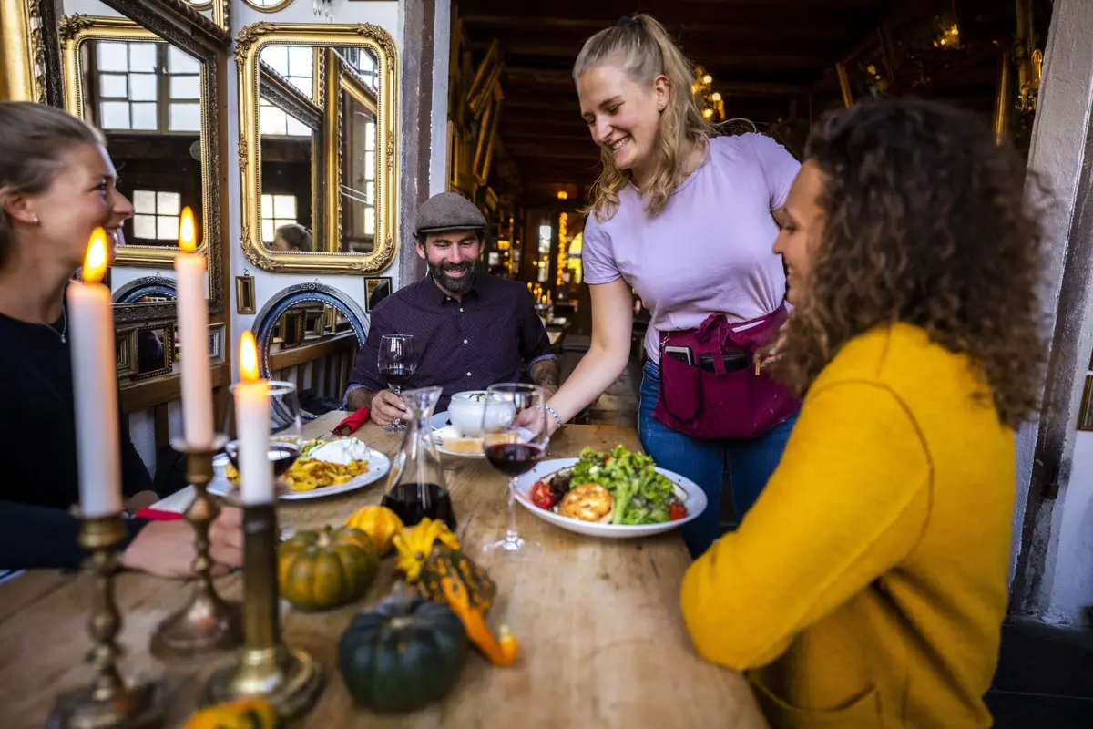 Un repas convivial dans une auberge typique de la Forêt-Noire.

