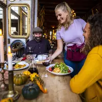 Un repas convivial dans une auberge typique de la Forêt-Noire.
 &copy; Schwarzwald Tourismus