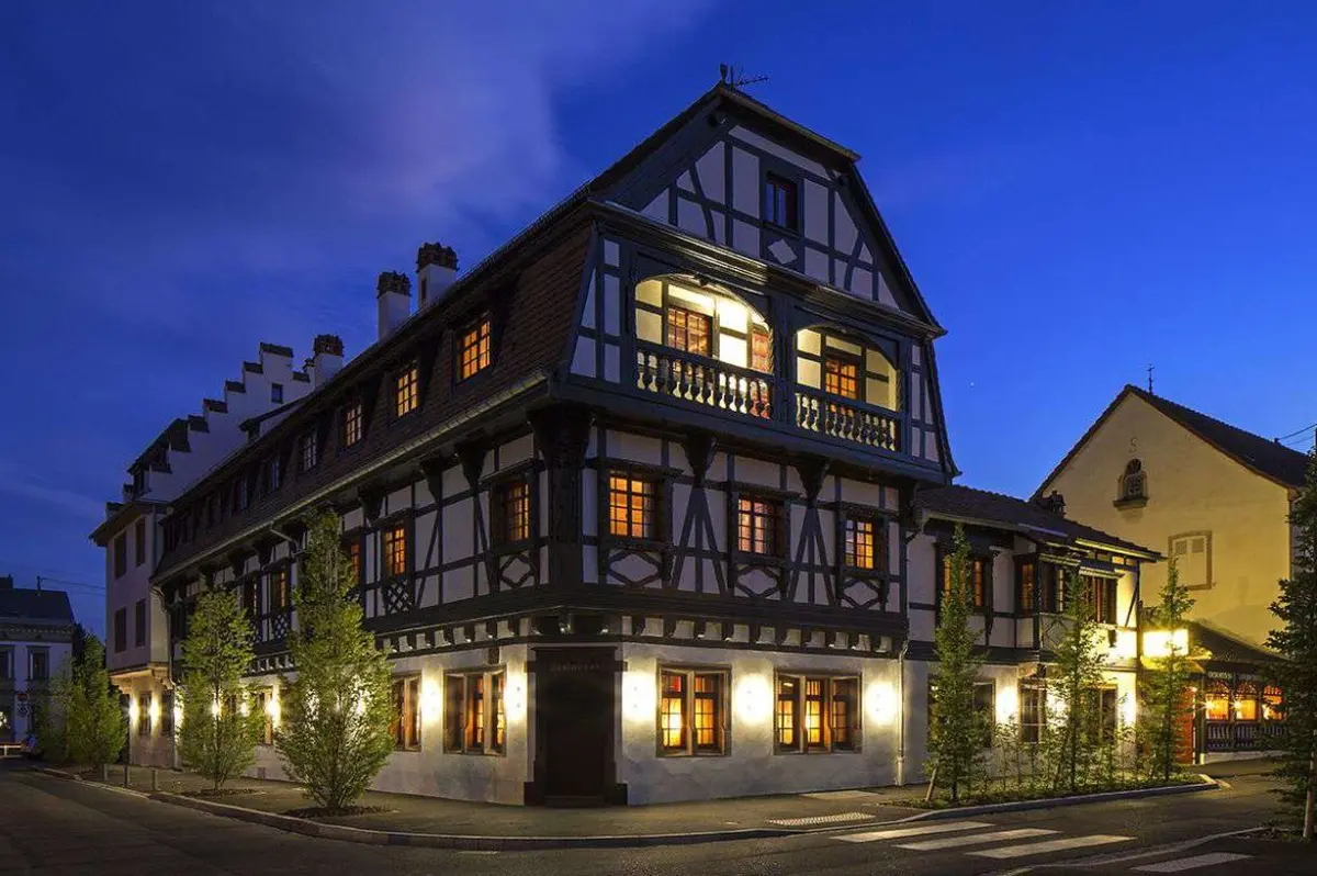 Une demeure qui en impose, pour un restaurant gastronomique tout en finesse.