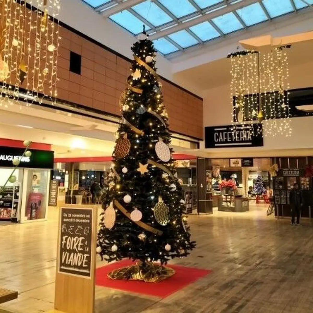 La galerie du Cora Dornach et son sapin de Noël