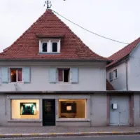 La galerie Schaufenster arbore des œuvres d'art dans sa vitrine DR