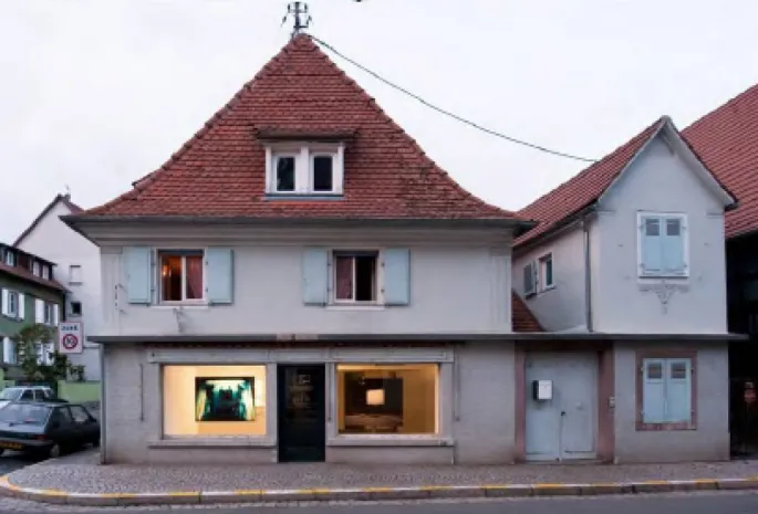 La galerie Schaufenster arbore des œuvres d\'art dans sa vitrine