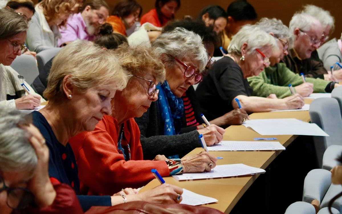 Les participantes s'appliquent...