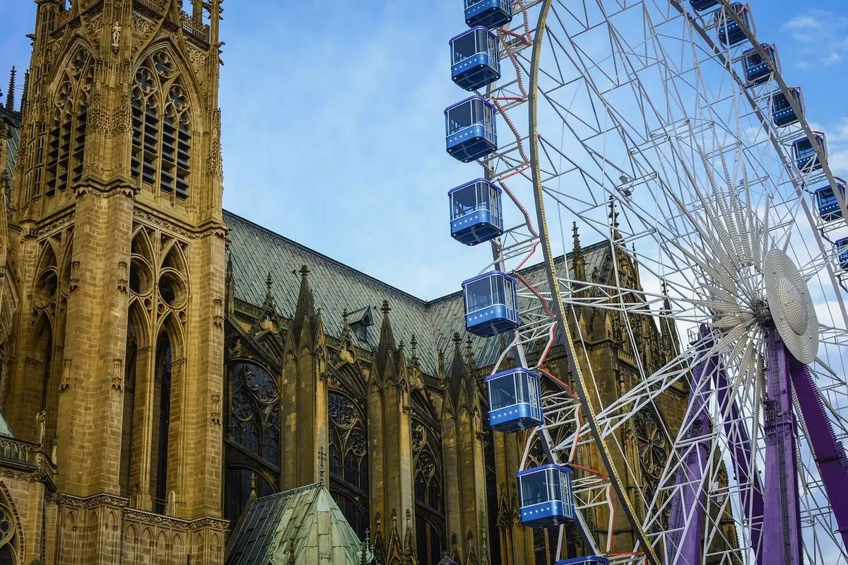 La grande roue s'installe au pied de la Cathédrale de Metz