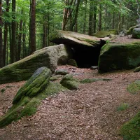 La Grotte des Druides près du mur païen est un étrange dolmen naturel &copy; Vassil
