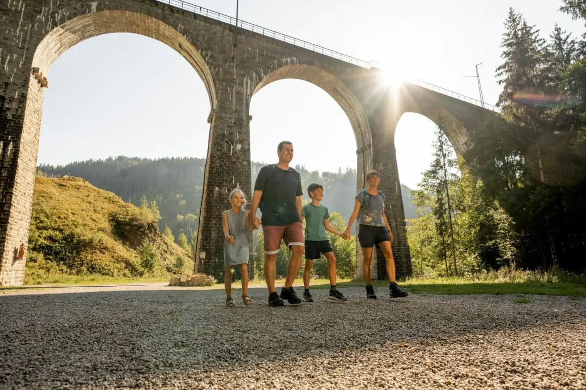 Randonnée sous le viaduc ferroviaire dans la gorge de Ravenne (Ravennaschlucht)