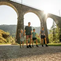 Randonnée sous le viaduc ferroviaire dans la gorge de Ravenne (Ravennaschlucht) &copy; Hochschwarzwald Tourismus GmbH