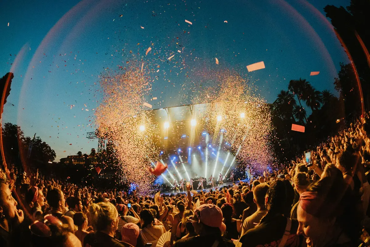 Le Théâtre de la Verdure de Nice prends des allures de dancefloor du début des années 2000 : à vos strass et jeans tailles basses ! 