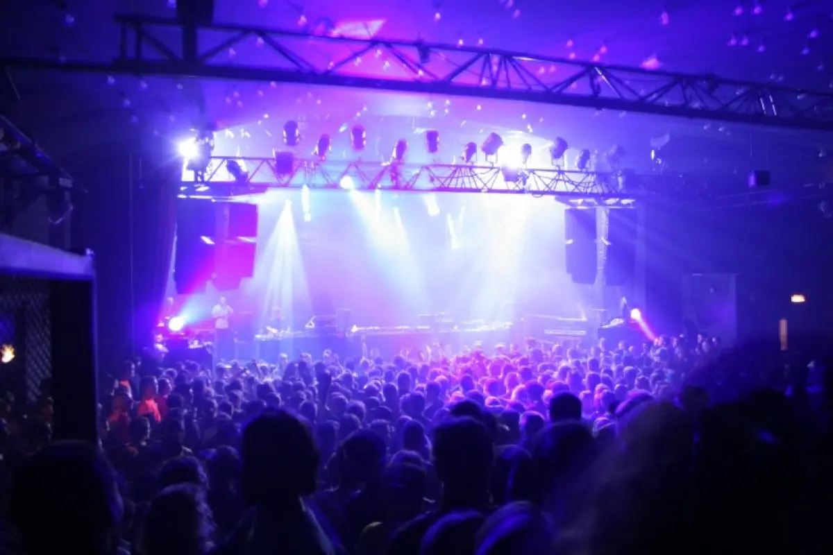 Scène de la grande salle de la Laiterie