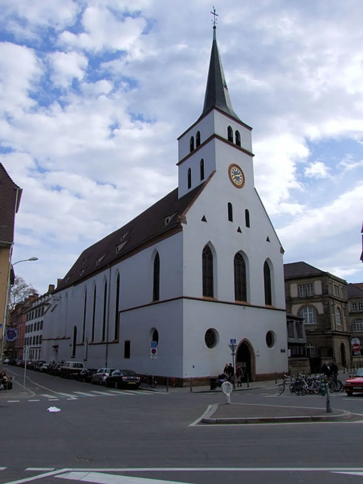 La longue église St Guillaume fait front à l'Ill et à la place St Etienne