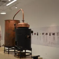 Des alambics anciens exposés à la Maison du Distillateur DR