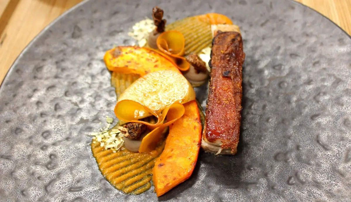 La Poitrine de porc cuite au barbecue japonais, purée de courges et marrons, potimarron grillé
